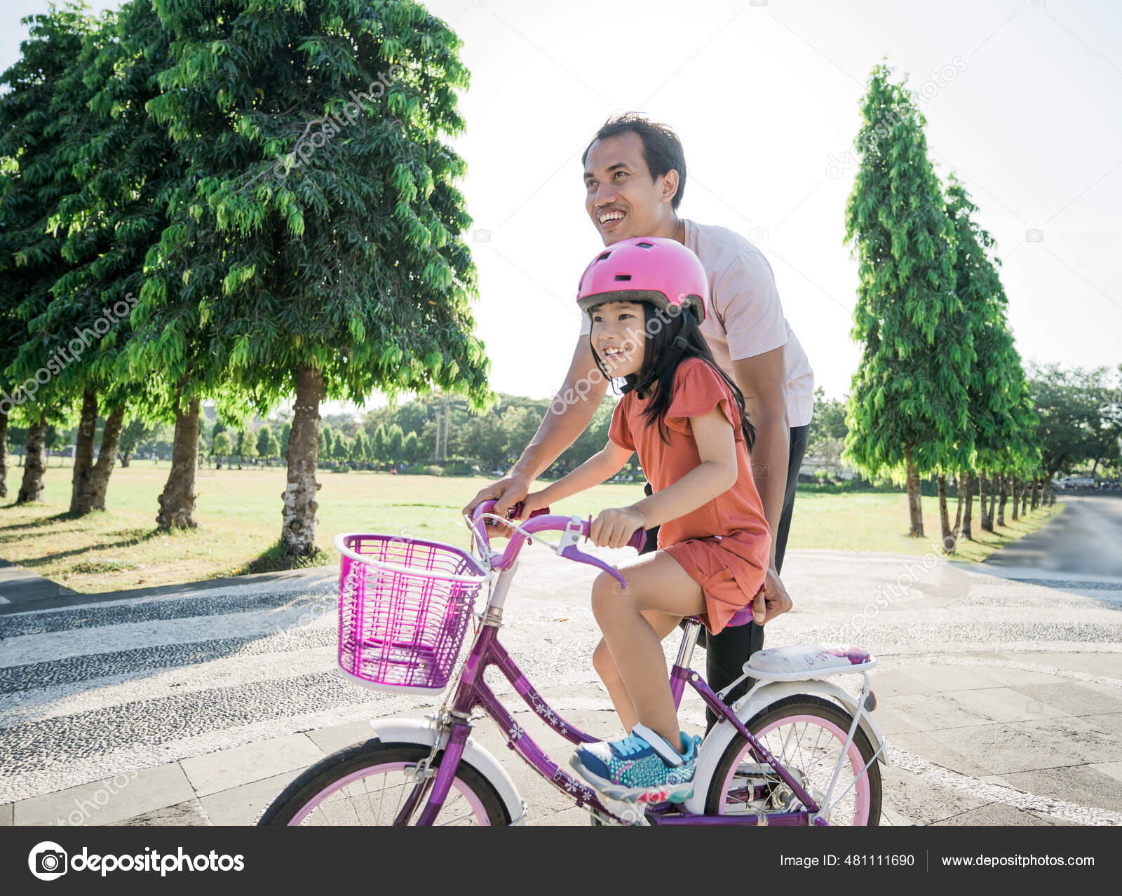 Father Teaching daughter To Ride Bike In the park — Stock Photo