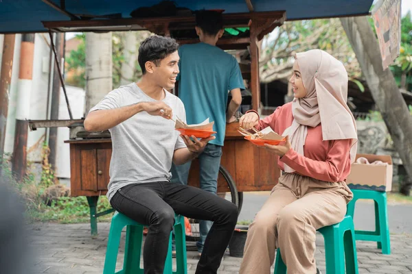 Çiftler Endonezya 'daki sokak yemekleri satıcılarından aldıkları tavuk sataylarını yemeyi severler. — Stok fotoğraf