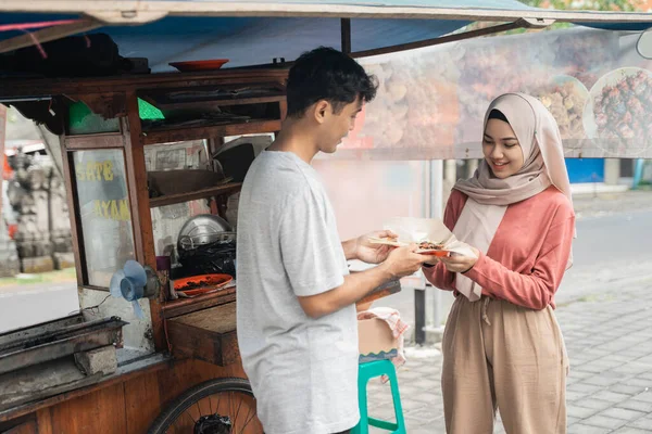 Schöne Kundin bestellt Lebensmittel beim Straßenhändler — Stockfoto