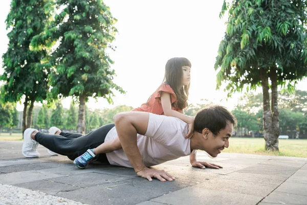 Asiático padre y poco hija hacer ejercicios en al aire libre. Estilo de vida saludable de la familia con el niño —  Fotos de Stock