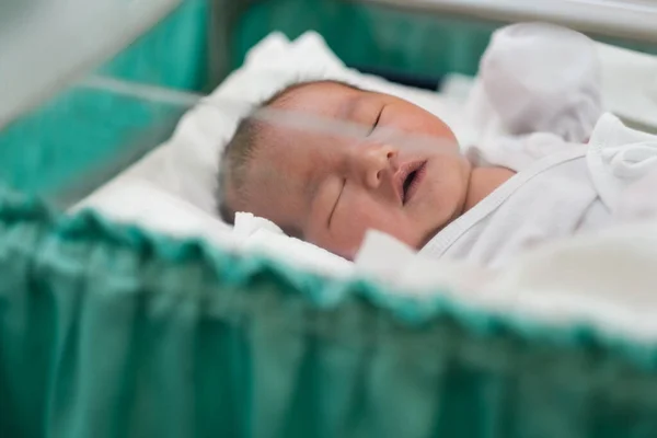 Новорожденный младенец спит в одеяле в родильном отделении — стоковое фото