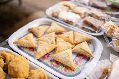 Masadaki servis tabağında samosa