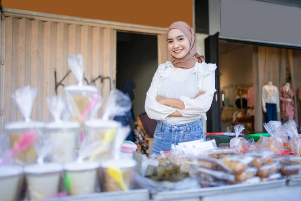 Seorang gadis cantik berkerudung dengan tangan kusut menjual berbagai jenis makanan yang dimakan setelah melanggar puasa — Stok Foto