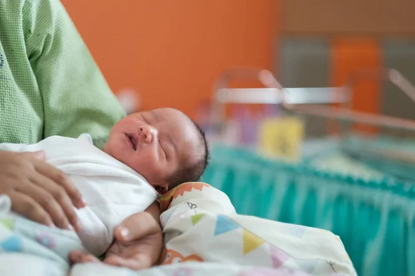 Novorozeně spící dítě v dece v porodnici — Stock fotografie