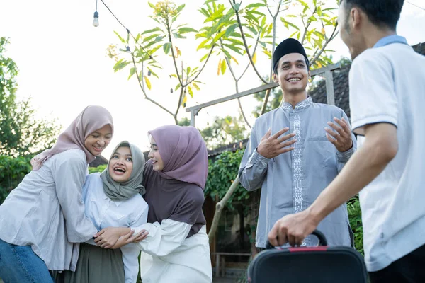 Lycka muslimska familjer skakar hand och samlas med familjemedlemmar när de träffas — Stockfoto