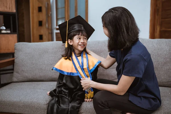 Ázsiai anya és gyerek készül a kedvesebb diplomás nap otthon — Stock Fotó