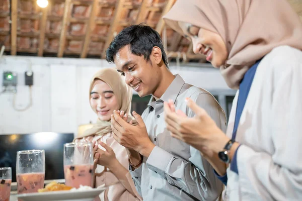 Menutup sekelompok muda Asia orang berdoa bersama-sama sebelum melanggar puasa mereka — Stok Foto