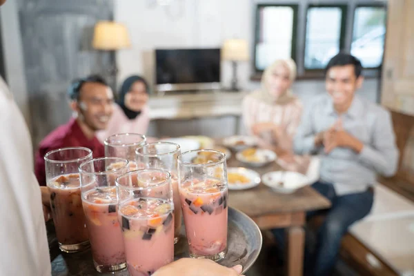 Nahaufnahme einer Person, die ein Tablett mit Eis in Gläsern beim gemeinsamen Mittagessen im Speisesaal trägt — Stockfoto