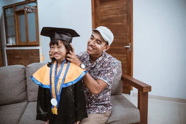 Ázsiai apa segít a lányának felkészülni érettségi nap otthon — Stock Fotó