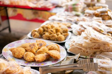 çeşitli geleneksel Endonezya sokak yemekleri