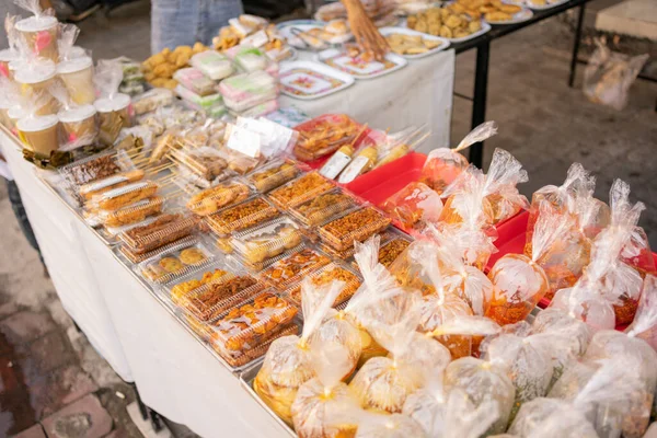 Oldalsó ételek és zöldségek műanyag tálcán az asztalon — Stock Fotó