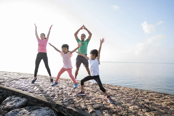 Asiático padres y niños hacer deporte al aire libre —  Fotos de Stock