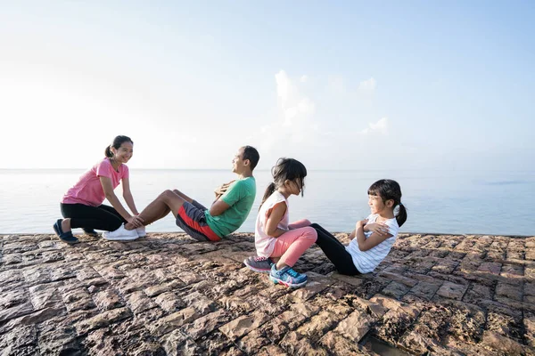 Padres asiáticos e hijos hacen ejercicios al aire libre —  Fotos de Stock