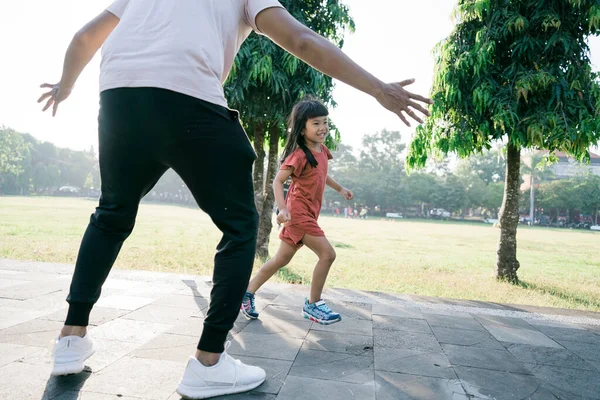 Aziatische vader en dochter doen oefeningen vangen en spelen samen — Stockfoto