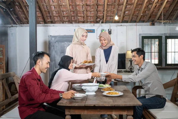 Sekelompok teman berkumpul dan makan bersama di ruang makan — Stok Foto