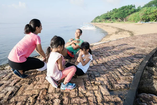Asijský rodič a děti dělat cvičení venku — Stock fotografie