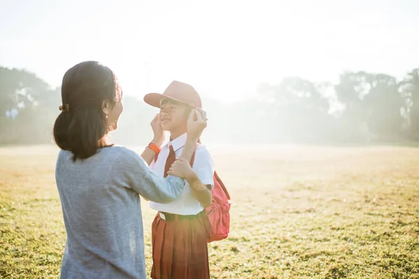 Mor fastställande sin dotter grundskola student uniform — Stockfoto