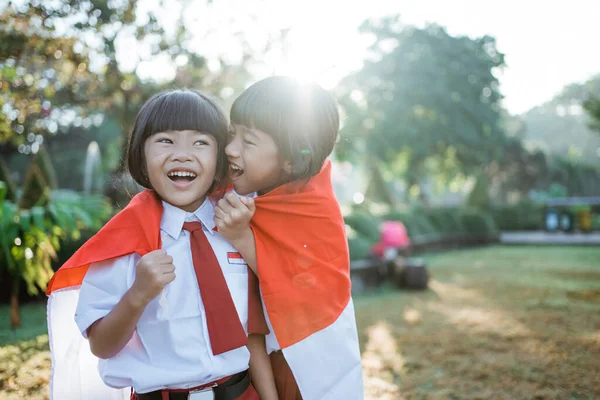 独立記念日に旗を掲げるインドネシアの学生は. — ストック写真