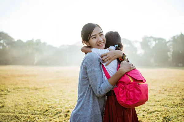 Asian mother embrace and hug her daughter going to school — Stock Photo, Image