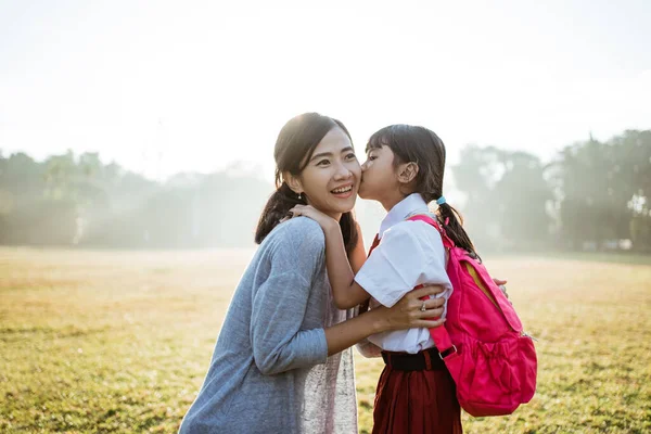 Mutter bringt ihre Tochter morgens zur Schule — Stockfoto