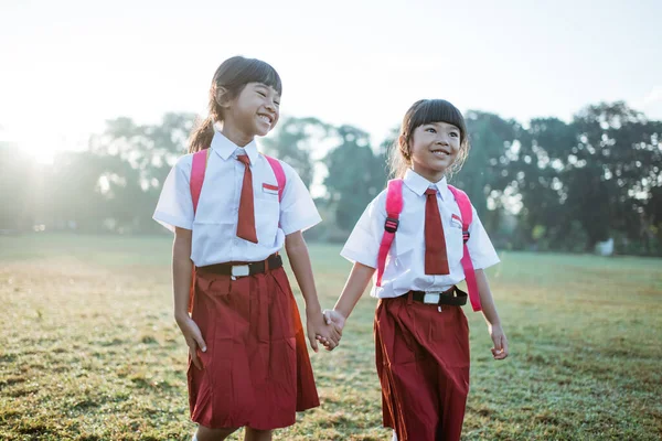 快乐的亚裔小学女生走在一起 — 图库照片