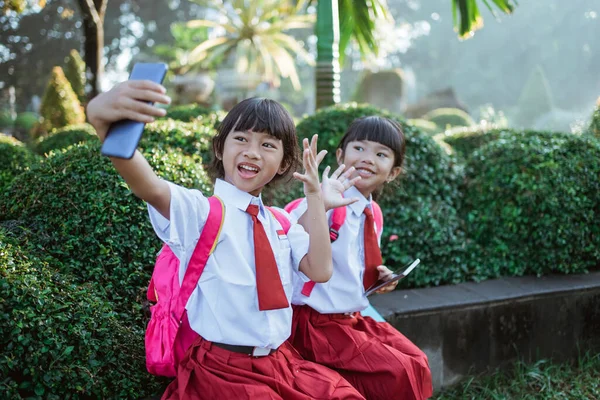 Best friend of indonesian primary school student take selfie — Stock Photo, Image