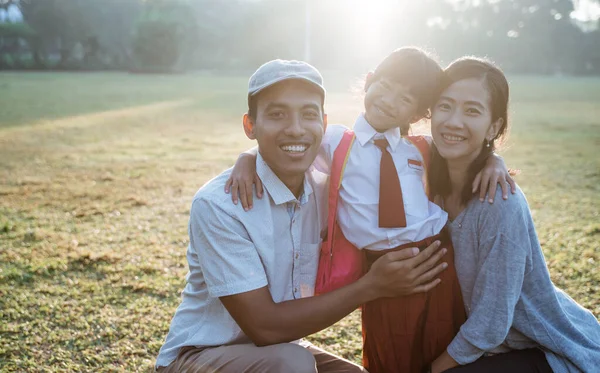 Familie asiatisch mit ihrem Grundschulkind — Stockfoto