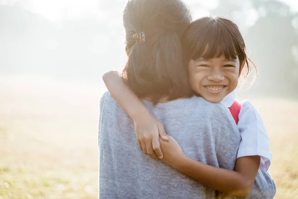 Azjatycka matka przytulić i przytulić jej córka idzie do szkoły — Zdjęcie stockowe