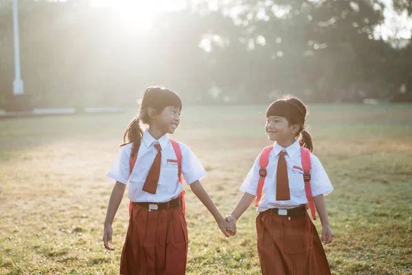 Šťastná žena asijské základní škola student chůze spolu — Stock fotografie