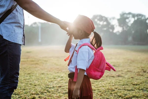 Primario scuola studente bacio suo padre mano quando andare a scuola — Foto Stock