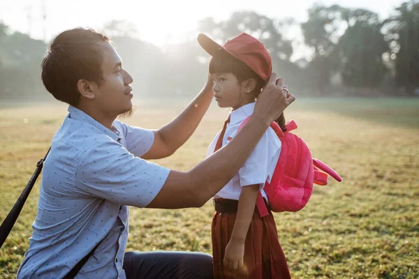 Père emmenant sa fille à l'école primaire le matin — Photo