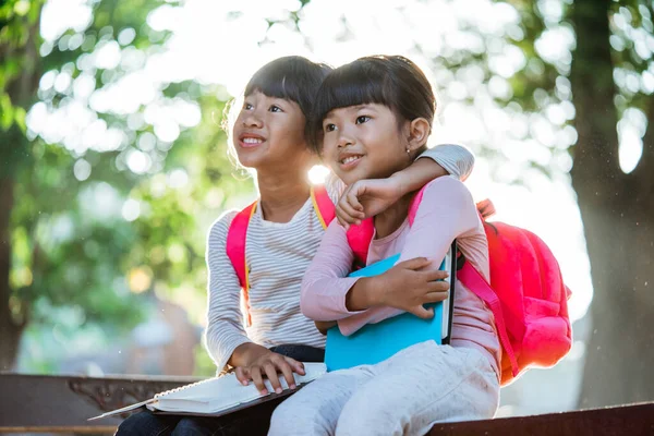 Dos feliz asiático estudiante amigo disfrutar estudiar en el parque — Foto de Stock