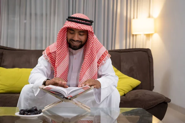 Arabska młodzież uśmiechnięta podczas czytania Koranu — Zdjęcie stockowe