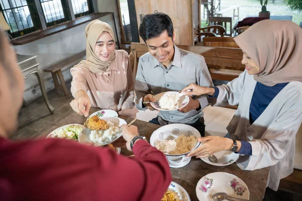 Grupo de compañeros de trabajo almorzando juntos mientras se reúnen con amigos en el comedor —  Fotos de Stock