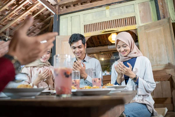 Kelompok muda Asia berdoa bersama-sama sebelum melanggar cepat — Stok Foto