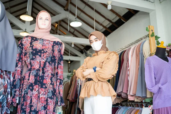 Asiatka v hidžábu nosí masku a zkřížené ruce stojí — Stock fotografie
