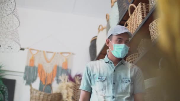 Sick male business owner keep working and wear face masks — Stock Video