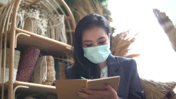 Female business owner keep working and wear face masks — Stock Video