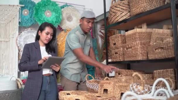 Kézműves üzlet tulajdonosa és az ügyfél használja tabletta együtt találkozó közben a boltban — Stock videók