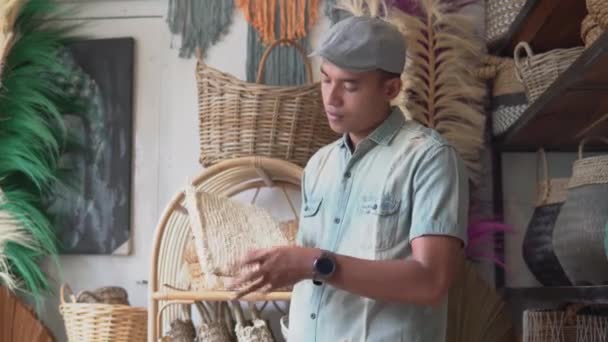 Dueño de un negocio de artesanía con las manos apoyadas en un estante mientras está en una tienda de artesanía — Vídeos de Stock