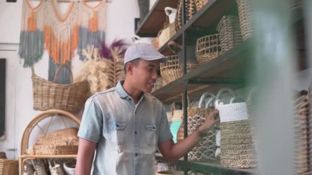 수예품 가게에서 손을 선반에 기대고 있는 수공업자 — 비디오
