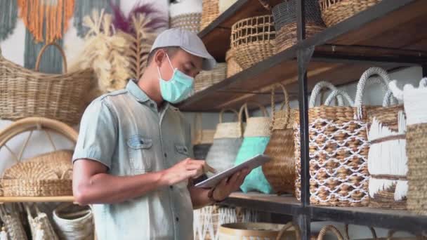Nemocný muž obchodní majitel pokračovat v práci a nosit masky — Stock video