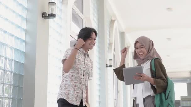 Murid yang bahagia sedang memegang tablet — Stok Video