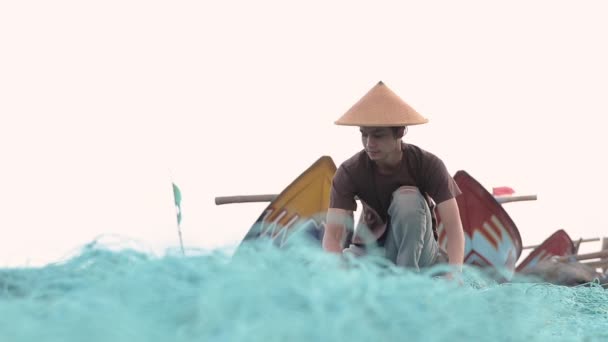 Porträtt av en ung manlig fiskare — Stockvideo