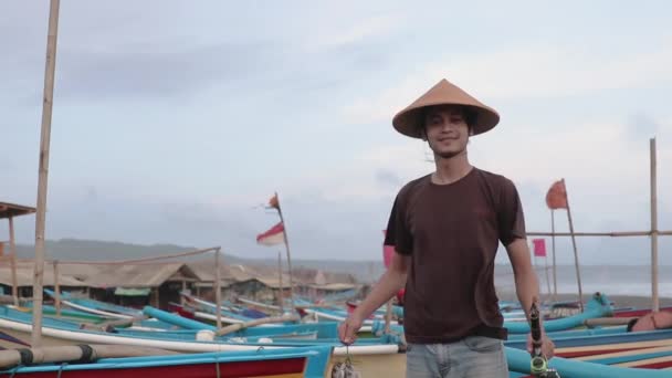 Feliz joven pescador en la playa — Vídeo de stock