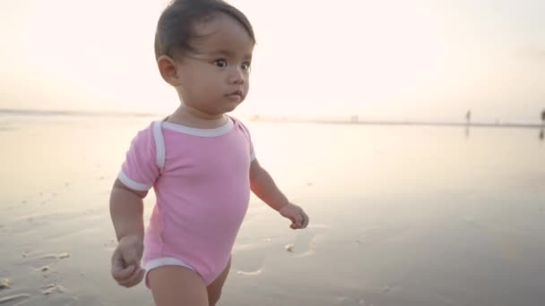 Porträtt av en liten flicka som leker med sand — Stockvideo