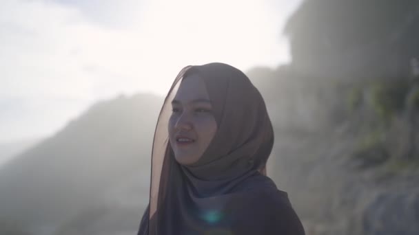 Asiatice fata în hijab bucura-te ei timp în aer liber — Videoclip de stoc