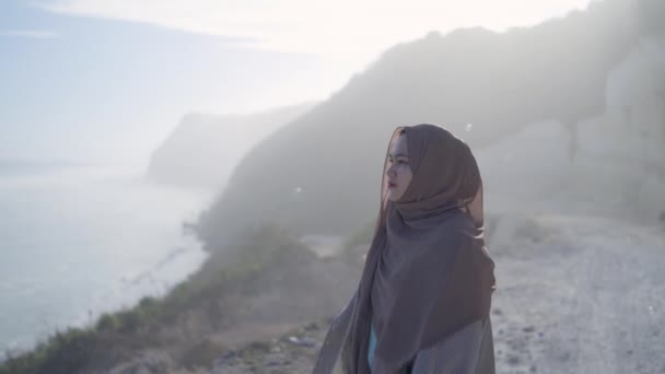 Asiatice fata în hijab bucura-te ei timp în aer liber — Videoclip de stoc