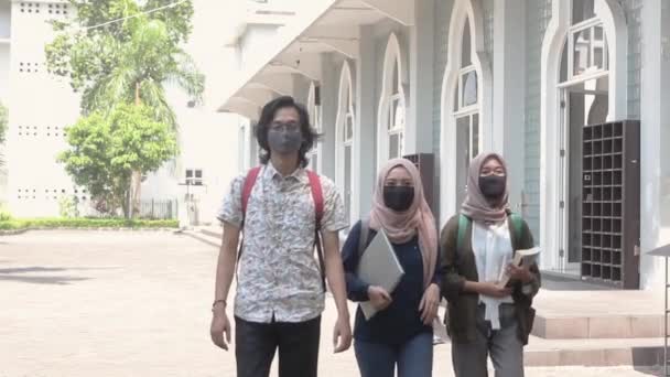 Portrait students wearing masks walking in campus — Video Stock