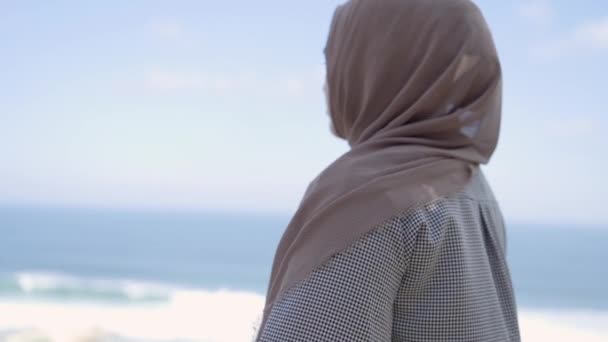 Азиатская девушка в хиджабе наслаждайтесь ее время на открытом воздухе — стоковое видео